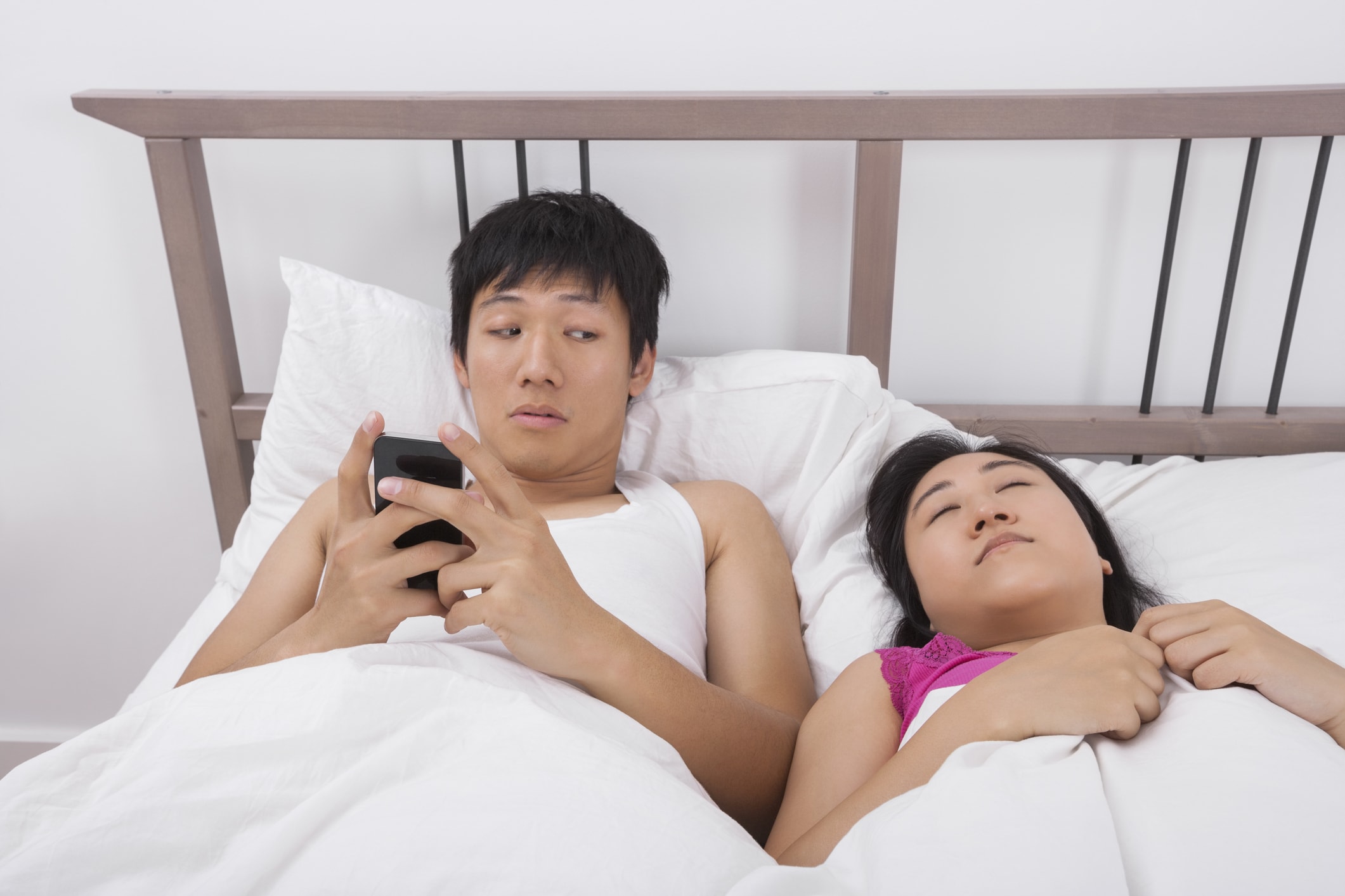 Китайский муж измена. Японская пара в кровати. Китайцы в постели. Кровати китайцев. Пара японцев в кровати.